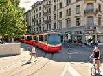 . Sommer in Z�rich - Am Stadelhoferplatz in Z�rich konnte ich am 07.06.2015 den Stadler Be 4/6 N� 73 der Forchbahn aus einer fahrenden Tram 2000 fotografieren. Die Forchbahn bedient die Linie 18 Rehalp–Esslingen, welche zur S-Bahn Z�rich geh�rt. 2009 wurde der Stadelhoferplatz umgebaut, so dass der Verkehr von Forchbahn und Tram �ber separate Schienen und Wendeschlaufen abgewickelt werden kann. (Hans)

Die technischen Daten (3 Be 4/6):

Hersteller: Stadler
Baujahr: 2004
Nummern: 61-73 
L�nge �ber Kupplung: 75,441 m 
L�nge �ber Wagenkasten: 74,441 m 
Kastenbreite: 2,4 m  
H�he �ber SO: 3,65 m
Achsstand Triebdrehgestell: 1,86 m
Achsstand Laufdrehgestell: 1,7 m
Einstiegsbreite: 1,3 m
Einstiegsh�he: 0,35 m
Spurweite: 1,0 m
Minimaler Kurvenradius: 14,5 m
Anzahl Fahrmotoren: 12 
Anfahrzugkraft: 270 kN 
H�chstgeschwindigkeit: 80 km/h
Maximalleistung 600/1200 V: 1260/1575 kW 
Dauerleistung: 1200 kW 
Wagenkasten leer: 101,1 t 
Zuladung (161 Fahrg. � 70 kg): 33,9 t 
Brutto: 135 t 
L�nge �ber Puffer: 18,38 m     
Sitzpl�tze: 177 
Klappsitze: 9 
Stehpl�tze 6 Personen/m2: 297 
Total: 483

