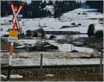 Eine alte Bildidee nochmals (und wohl zum letzten Mal) neu aufgelegt: An der Strecke Gstaad Saanen stehen, sieht man den Goldenpass Panoramic zwischen Gruben und Gstaad Richtung Montreux fahren.