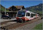 Der süss für die Nankai Electric Railway werbende MOB Pendelzug ABt 342 - Be 4/4 5002 - Bt 242 ergibt vor dem üppigen Blumenschmuck des Bahnhofs von Saanen ein sehr buntes Bild.
