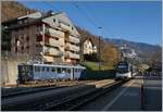 Während der CEV MVR ABeh 2/6 7504 als Regionalzug nach Les Avants den Bahnhof von Chernex verlässt, wartet der MOB BDe 4/4 3005 auf einen nächsten Einsatz.