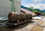 Zwei zweiachsige MOB Zementsilowagen MOB Ucek 888 und Ucek 881 abgestellt am 28.05.2012 beim Bahnhof Rougemont.
