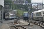 Während der MOB GoldenPass Express Montreux verlässt, steht eine weitere GPX Komposition abgestellt im Bahnhof und ganz links im Bild ist der Rochers de Naye Bhe 4/8 304  La Tour de Peilz 