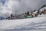 Die MOB Ge 4/4 8004 ist mit ihrem GPX von Montreux nach Interlaken Ost unterwegs, wobei die Schmalspurlok in Zweisimmen durch eine BLS Re 465 abgelöst werden wird.