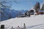 Ein CEV MVR ABeh 2/6 verlässt als Regionalzug nach Montreux das winterliche Les Avants.