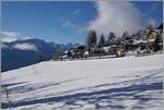 Ein MOB Regionalzug von Montreux nach Zweisimmen erreicht in Kürze das winterliche Les Avants.