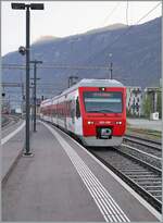 Der TMR Region Alps RABe 525 038 erreicht als Regionalzug von Le Châble kommend sein Ziel Martigny.