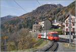 In Finhaut erreicht ein Regionalzug nach Martigny den Bahnhof.