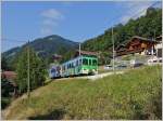 Ein bunter AOMC Regionalzug fährt von Aigle nach Champéry in Troistorrents vorbei.