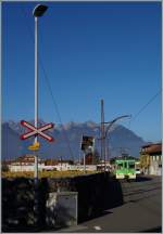 Ein ADS Regionalzug von Aigle nach Les Daiblerets als  Strassenbahn  zwischen Aigle und Aigle Dépôt.