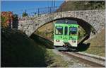 Der ASD Be 4/4 404 schl�pft bei Aigle unter einer Br�cke durch.