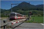 Die Barrieren sind geschlossen,  Freie Fahrt  f�r den AOMC Regionalzug in Villy Richtung Monthey Ville.