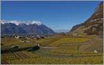 Viel Landschaft und etwas versteckt zwei Z�ge: Beim Schloss von Aigle ist TPC ASD BDe 4/4 402 als Regionalzug 435 von Plambuit nach Aigle unterwegs und im Hintergrund ist gerade noch der TPC AL BDeh