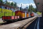 Ein Blick in den gesicherten Bahnsteigbereich (Gleis 3 und 4), Zugang nur mit Ticket nach Einfahrt der VB Z�ge nach Bretaye m�glich, im Bahnhof Villars-sur-Ollon.