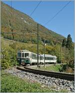 Der LEB Bt 151 und Be 4/4 N° 26 und Bt 151 sind als ASD Regionalzug 436 oberhalb von Aigle unterwegs.