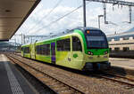 Der (TPC) AOMC/ACD Beh 2/6 542, ein Stadler SURF, steht am 28 Mai 2023 im Bahnhof Aigle zur Abfahrt nach Champéry bereit.
