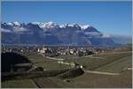 Oberhalb von Aigle windet sich das Trasse der ASD in weiten Schleifen durch die Rebberge; auf dem Weg nach Aigle ist beim Schloss von Aigle der ASD R 71 435 mit dem führenden Bt 434 und dem