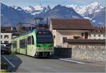 Der TPC AOMC / ASD Beh 2/6 542  La Forteresse  ist als R71 auf dem Weg von Les Diablerets nach Aigle und erreicht in Kürze die Haltestelle Aigle Place du Marché.
