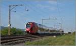 Ein TPF Flirt fährt bei Neyruz auf der Fahrt vo n Fribourg nach Bulle an den wohl letzten alten Fahrleitungsmasten zwischen St.Gallen und Genève vorbei.