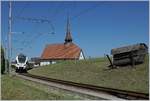 Der TPF RABe 527 198  BCF / FKB  (Kantonalbankwerbezug) erreicht Vaulruz, links im Bild die mittlerweile bekannte Kapelle von Vaulruz, rechts, die hier typischen an den Gleisböschung stehenden
