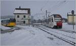 Der TPF SURF ABe 2/4 - B - Be 2/4 102 verlässt den kleinen Bahnhof von La Verrerie.