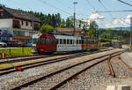 Der tpf - La Gruy�re Be 4/4 122 „La Tour-de-Tr�me“  (ex BDe 4/4) ein ACMV Westschweizer Meterspurtriebwagen gekuppelt mit dem Steuerwagen tpf Bt 224 (noch im GFM orange/wei�) erreicht am