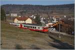 Der TRAVYS RBDe 567 174 (94 85 7567 174-8)  Fleurier  des sogenannte  Schülerzug  schiebt seinen durch die hüglige Juralandschaft nicht mehr zu sehenden B und Abt als Regionalzug 6009 nach dem Halt auf Verlangen in Les Charbonnières weiter in Richtung Le Brassus.

24. März 2022
