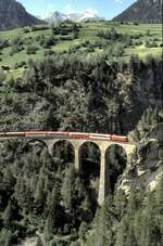 RhB Ge 6/6 II mit Bernina Express auf dem Landwasserviadukt bei Filisur am 25.06.1993.
