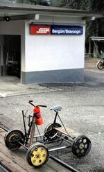 RhB Inspektionsvelo in Bergün ist mit dem ersten Zug zurückgebracht worden und wartet darauf in dem Schuppen bis zum nächsten morgen untergestellt zu werden,im August 1993.
