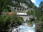 RhB Ge 4/4 III Nr.641 mit Werbung für Coop auf dem Albula-Viadukt I; dahinter ist das Albula-Viadukt II zu sehe, am 06.09.2005.