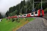 RhB Ge 4/4 III Nr.647 mit Werbung Swisscanto Bank mit langem Personenzug in Bergün am 29.08.2009.