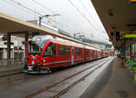   Der RhB Regio-Zug aus Arosa trifft am 17.02.2017 in Chur ein, der Zug besteht aus dem 3-teiligen ALLEGRA-Zweispannungstriebzug (RhB ABe 8/12) 3514  Steivan Brunies  mit 4 angehangenen Personenwagen.