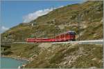 Ein Allegra mit einem Regionalzug kurz nach Bernina Ospizio auf der Fahrt Richtung Alp Gr�m.