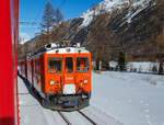 Wir fahren am 20 Februar 2017 mit einem RhB Berniabahn Regio von Tirano nach St. Moritz, auf der Talfahrt von Ospizio Bernina begegnet uns an der Ausweichstelle Alp Nuova kurz hinter Morteratsch ein Dienstzug der Rh�tischen Bahn (RhB), der uns hier abwarten muss.

Der Dienstzug bestand aus vorne dem „orangen“ RhB Bernina-Bahndiensttriebwagen Xe 4/4 272 01 (ex Xe 4/4 23202, ex ABe 4/4 II 49) und dem „roten“ RhB Bernina -Triebwagen ABe 4/4 II 47, sowie noch einen Flachwagen. 

Als ABe 4/4 II werden bei der Rh�tischen Bahn (RhB) die auf der Berninabahn eingesetzten Elektrotriebwagen mit den Betriebsnummern 41 bis 49 (motrice quaranta) bezeichnet.

Die RhB Elektrotriebwagen ABe 4/4 II wurden in zwei Serien gebaut und geliefert, die Nummern 41 bis 46 in den Jahren 1964/1965 und die drei restlichen (47 – 49) im Jahr 1972. F�r den mechanischen Teil zeichnete die SWS (Schweizerische Wagons- und Aufz�gefabrik AG) verantwortlich. Die elektrische Ausr�stung von SAAS und BBC entspricht der bei Gleichstrombahnen jahrzehntelang �blichen Technik, Sch�tzensteuerung und Reihenschlussmotoren. Diese Triebwagen waren die ersten neuen Triebfahrzeuge, die die RhB seit der Fusion 1943 mit der Berninabahn f�r diese mit Gleichstrom elektrifizierte Strecke beschafft hatte.

Die Triebwagen sind 65 km/h schnell, 41 bis 43 Tonnen schwer und leisten 680 kW. Die Anh�ngelast betr�gt 70 t, womit zwei Triebwagen zusammen die maximale Zughakenlast bef�rdern k�nnen. Die Nachserie 47–49 unterscheidet sich lediglich durch die um 35 cm gr��ere L�nge und eine andere Drehgestellbauart. Seit ihrer Indienststellung erfuhren die rot gestrichenen Fahrzeuge keine wesentlichen �nderungen. Sie weisen 12 Sitzpl�tze in der ersten und 24 in der zweiten Klasse auf.

Die Klemmenspannung der Motoren betr�gt 500 Volt. Je zwei Fahrmotoren sind normalerweise dauernd in Serie geschaltet, beim Anfahren sind alle vier Motoren in Serie. Die eingebaute Vielfachsteuerung erm�glichte Doppeltraktion untereinander, mit den Zweikraftloks Gem 4/4 801–802 und auch mit den j�ngeren Umrichter-Triebwagen ABe 4/4 III 51–56. Au�erdem k�nnen die Triebwagen beim gemeinsamen Einsatz mit einer elektrischen Schneeschleuder Xrotet 9218–19 vom F�hrerstand der Schleuder aus fernbedient werden.

Nach Ende der Sommersaison 2010 und der Ablieferung von acht Allegra-Triebz�gen stellte die RhB die ABe 4/4 II ab. 41, 42 und 45 wurden Anfang November 2010 zum Abbruch �berf�hrt, 43 und 44 folgten Mitte Dezember. Zwei Fahrzeuge der zweiten Serie werden hingegen als Diensttriebwagen (anstelle der Xe 4/4 9922–24) weiter verwendet.

TECHNISCHE DATEN:
Gebaute Anzahl: 9 (Nummerierung 41 – 49)
Achsformel: Bo′Bo′
Spurweite: 1.000 mm
L�nge �ber Puffer: 16.540 mm (41 – 46) / 16.886 mm (47 – 49)
Breite: 2.650 mm
Dienstgewicht: 41 t (41 – 46) / 43 t (47 – 49)
H�chstgeschwindigkeit: 65 km/h
Dauerleistung: 680 kW
Stromsystem: 1 kV DC (Gleichstrom)
Strom�bertragung: 2 Einholmstromabnehmer
Sitzpl�tze: 1. Klasse: 12 / 2. Klasse: 24