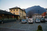 Links der das Empfangsgeb�ude vom FS Bahnhof Tirano an der normalspurigen Bahnstrecke Sondrio–Tirano (RFI 26 / Kursbuchstrecke 180) der Ferrovie dello Stato (FS) hinten rechts der RhB Bahnhof Tirano der meterspurigen Berninabahn der Rh�tischen Bahn (RhB) am fr�hen Morgen vom 20 Februar 2017. 

Beide Bahnh�fe sind jeweils die Endbahnh�fe ihren Strecken. F�r die Berninabahn fungiert er als Grenzbahnhof, zudem handelt es sich um die einzige RhB-Station, die nicht in der Schweiz liegt, sowie um die tiefstgelegene RhB-Station.

Der Bahnh�fe sind auf einer Seeh�he von 429 Metern, der FS Bahnhof wurde 1902 gemeinsam mit der neu erbauten Strecke von Sondrio er�ffnet. Die Anordnung des Empfangsgeb�udes in Seitenlage war eine Bauvorleistung f�r die damals projektierte aber nie realisierte Weiterf�hrung in Richtung Bormio. Im Juli 1908 wurde dann der RhB Bahnhof er�ffnet. 