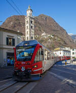 Da auf der Via Elvezia kommt am 19 Februar 2017 die Stra�enbahn von Tirano bzw. die Berninabahn, der ALLEGRA ist schon zwischen den H�usern hervorgekommen.

Gef�hrt von dem RhB ALLEGRA-Zweispannungstriebzug (RhB ABe 8/12) 3506  Anna von Plantai  mit 3 angehangenen Personenwagen erreicht der RhB Regio von St. Moritz nach Tirano bald seinen Zielbahnhof bzw. Endstation der Berninabahn.

Links die Basilika Madonna di Tirano und oben die Chiesa di Santa Perpetua. 