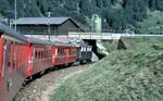RhB Ge 4/4 I Nr.604 fährt aus Zernez aus im August 1990.
