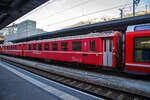Der 4-achsige Personenwagen RhB B 2381, ein langer  2.Klasse Einheitswagen II (FFA EW II) mit Aluminiumwagenkasten am 06.09.2021 im Zugverband im Bahnhof Chur.