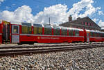 Der RhB Bps 2514 ein 4-achsiger 2.Klasse Bernina-Express Panoramawagen mit Serviceabteil der 2.