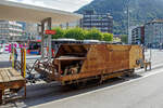 2-achsiger Talbot Schotterwagen mit 1 offenen Plattform RhB Xc 9423, ex RhB Fd 8663, am 12.09.2017 am Bahnhofsvorplatz im Zugverband eingereiht in einem aus Arosa kommenden Bauzug.