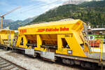 Vierachsiger Schmalspur Drehgestell-Schotterwagen RhB Xac-t 93804 (Dienstwagen) abgestellt am 13.09.2017 in Poschiavo (aufgenommen aus einem Zugheraus).