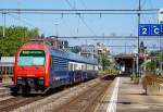 Die SBB Re 450 000-5  Seebach , ex Re 4/4 450 000, schiebt einen Doppelstock-Pendelzug (der erste Generation) Zürcher S-Bahn als S7 nach Winterthur in den Bahnhof Zürich-Tiefenbrunnen.