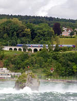 W�hrend tobend die Wassermassen den Rheinfall bei Schaffhausen herab st�rzen, f�hrt eine SBB Re 450 mit Doppelstock-Pendelz�gen am 18.06.2016, als S 9 (Uster – Z�rich HB – Schaffhausen)