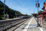 Der BLS Bahnhof M�lenen am 08 September 2021, in n�rdlicher Blickrichtung (Spiez). 

M�lenen ist ein kleiner Ort auf 692 m �. M. im Kandertal im Berner Oberland und geh�rt zur Gemeinde Reichenbach im Kandertal. Der Bahnhof liegt an der L�tschberglinie im Berner Oberland zwischen Spiez und Frutigen. Unweit vom Bahnhof ist die Talstation der Niesenbahn die auf den 2362 m �. M. hohen Niesen, hier kann man die Talstation durch die Bahnsteig�berdachung vom Gleis 2 erkennen.
