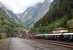   Bahnhof Göschenen am 02.08.2019:  Während die SBB Re 8/8 (Re 4/4-11194 und Re 4/4-11156) mit dem Venice Simplon-Orient-Express (VSOE) nach Venedig im Bahnhof hält, schiebt eine MGB