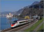 Internationaler Verkehr beim Château de Chillion: Zuerst kam ein SBB RABe 503 als EC 32 von Milano nach Geneve.