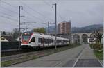 Auf der Strecke Biel/Bienne - Olten ist der SBB RABe 523 047 unterwegs und unterquert kurz vor der Ankunft in Grenchen Süd den im Hintergrund zu sehenden BLS Mösli Viadukt.