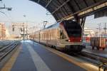   Der sechsteilige Stadler FLIRT RABe 524 112 (ABt 94 85 2 524 112-1 CH-FFS) der TiLo (Treni Regionali Ticino Lombardia) am 29.12.2015 bei der Einfahrt in den Bahnhof Milano Centrale (Mailand