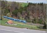 Ein Einblick in den Einschnitt des Streckenabschnittes Courtepin - Pensier von einer etwas höher gelegen Position aus, welche einen Blick auf die dahinter liegende Landschaft gewährt.