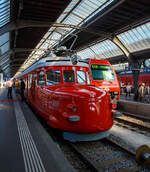 Der RAe 4/8 1021  roter Pfeil Churchill  stand am 06.06.2015 im Zürcher Hauptbahnhof zu einer  Kulturreise  bereit, es war ein echtes Highlight im HB Zürich.

Der RAe 4/8 1021, auch bekannt als roter Pfeil Churchill, ist ein Doppel-Triebwagen der Schweizerischen Bundesbahnen (SBB), der anlässlich der Schweizerischen Landesausstellung 1939 gebaut wurde. Dadurch, dass er 1946 genutzt wurde, um Winston Churchill als Staatsgast durch die Schweiz zu fahren, ist er bis heute als „roter Churchill-Pfeil“  bekannt.

Der als anmietbarer Ausflugszug konzipierte „Churchill-Doppelpfeil“ verfügt über eine Minibar in der Fahrzeugmitte. Da er nie als konventioneller Reisezug, sondern stets als Charterzug vorgesehen war, verfügte er von jeher nur über eine  Wagenklasse  in Form von 28 Vierertischen, die zusammen 112 Gästen Platz bieten. Im Dreiklassen-System bis 1956 trugen die Doppelpfeile die Baureihenbezeichnung RBe, was auf die zweite Klasse hinwies. Mit dem Wegfall der dritten Klasse wurden die Doppelpfeile ohne irgendwelche Änderungen an der Ausstattung in die erste Klasse (RAe) hochgestuft. Als historisches Fahrzeug trägt er heute noch die historische Baureihenbezeichnung.

Die Landesausstellungen dienten jeweils als Leistungsschau, an der Schweizer Institutionen und Unternehmen die Leistungsfähigkeit des Landes zur Schau stellten. Für die Landi 1939 entwarf die Schweizer Rollmaterialindustrie unter Leitung der Schweizerischen Lokomotiv- und Maschinenfabrik (SLM) in Winterthur, einen «Roten Doppelpfeil», in Anlehnung an die «Roten Pfeile» (RAe 2/4). Am Bau des Fahrzeugs beteiligten sich neben der SLM auch die Schweizerische Waggonfabrik Schlieren (SWS), Brown, Boveri & Cie (BBC), die Maschinenfabrik Oerlikon (MFO) und die Société Anonyme des Ateliers de Sécheron (SAAS).

Aus der Zusammenarbeit entstand der hochgezüchtete Schnelltriebwagen Re 4/8 301, der im Mai 1939 in Dienst gestellt wurde und eine theoretische Höchstgeschwindigkeit von 150 km/h aufwies, die damals allerdings nirgendwo auf dem Schweizer Schienennetz ausgefahren werden konnte.

Ab 1941 wurde der Doppelpfeil für den Charterverkehr freigegeben, die Reisegeschwindigkeit, die damals schon 100 km/h nicht überschritt, gilt bis heute unverändert, als für Passagiere noch komfortable Höchstgeschwindigkeit. 1944 erhielt der Doppelpfeil die Baureihenbezeichnung RBe 4/8. Zwei Jahre später kündigte sich mit Sir Winston Churchill hoher Besuch in der Schweiz an und der Doppelpfeil mit der damaligen Nummer 301 wurde im September 1946 zur Beförderung des Staatsgastes eingesetzt. Seit diesem legendären Einsatz ist dieser Zug kaum mehr unter seinen zahlreichen Typenbezeichnungen, sondern als  roter Pfeil Churchill  bekannt. Seine offizielle Bezeichnung änderte sich bereits 1948 wieder, der Doppelpfeil RBe 4/8 erhielt die Betriebsnummer 651 und 1959 erhielt er die Betriebsnummer  RAe 4/8 1021.

Im Jahr 1979 wurde der «Churchill-Pfeil» einer Hauptrevision unterzogen, anlässlich der Wiederinbetriebnahme erlitt das Fahrzeug allerdings einen Brandschaden und wurde abgestellt. Man versuchte den nicht betriebsfähigen 1021 unter anderem als historisches Fahrzeug im Verkehrshaus in Luzern unterzubringen.

Da dies nicht gelang, wurde das defekte Fahrzeug über die Jahre an verschiedenen Orten abgestellt, ehe es im März 1985 zum Schrottwert an den privaten Interessenten Intraflug verkauft wurde. Der Besitz der Intraflug gelangte durch deren Verkauf 1994 an das Reisebüro Mittelthurgau, einer Tochtergesellschaft der Mittelthurgaubahn (MThB). Der MThB gelang im September 1996 die erneute Inbetriebnahme des «Churchill-Doppelpfeils», der im Auftrag der MThB durch die Werkstätte Samstagern der Südostbahn (SOB) aufgearbeitet wurde. Das als RAe 4/8 1021 restaurierte Fahrzeug erhielt die MThB-UIC-Bezeichnung RAe 506 605.

Mit dem Konkurs der Mittelthurgaubahn, deren Konkursmasse 2002 weitgehend von den SBB übernommen wurde, kam das historische Fahrzeug wieder zurück zu den SBB. Ende 2004 wurde das Paradefahrzeug vollständig revidiert und steht seither allen Interessenten als Charterfahrzeug für Fahrten durch die Schweiz zur Verfügung. 

Technische Daten:
Spurweite: 1.435 mm (Normalspur)
Achsfolge:  2'Bo'+Bo'2'
Höchstgeschwindigkeit: 150 km/h
Reisegeschwindigkeit:  100 km/h
Leistung:  835 kW
Länge über Puffer:  46.200 mm
Breite:  2.905 mm
Höhe:  3.750 mm
Gewicht:  93 t

Es gab noch die 1953 gebauten Rote Doppelpfeile RAe 4/8 1022–1023 diese waren aber nicht genau Baugleich und sind leider nach Schäden bereits verschrottet.