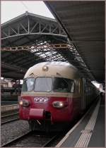 Der TEE (RAe II 1053) als Extrazug von Brig nach Bern beim Halt in Lausanne.